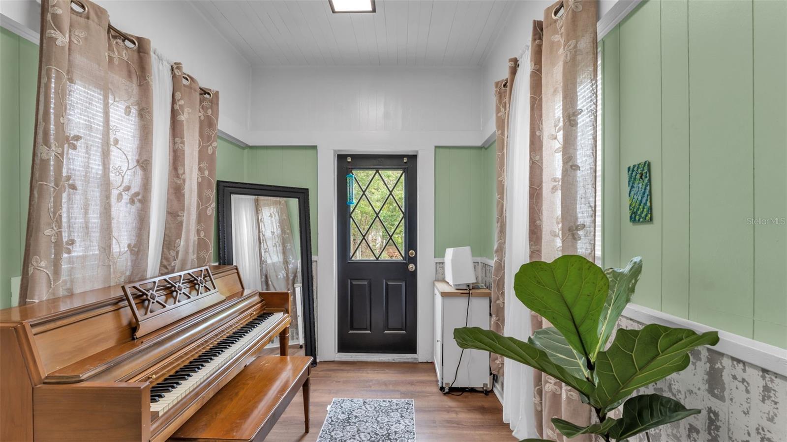 Image 21 of 33 For 495 Plumosa Street