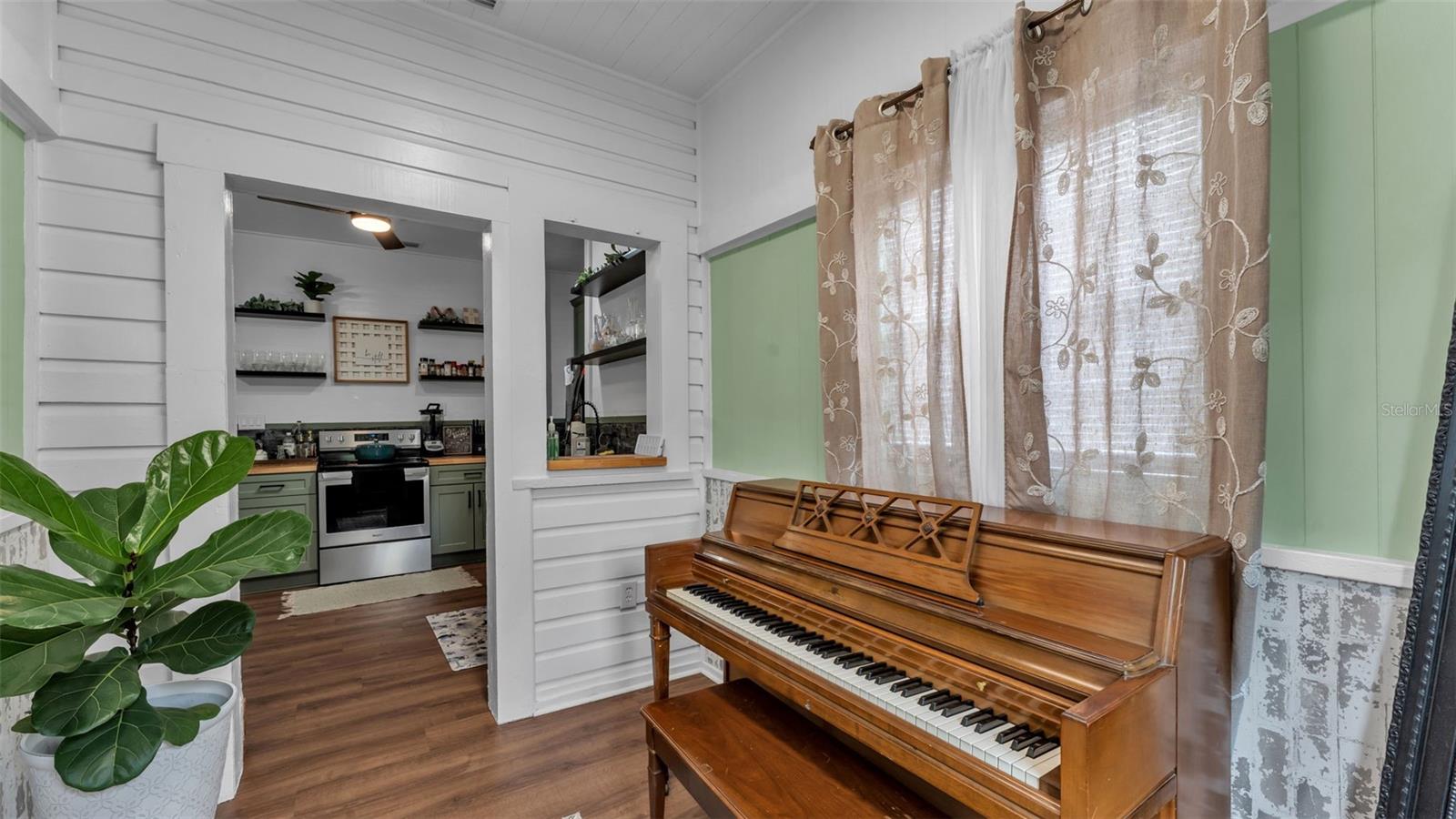 Image 22 of 33 For 495 Plumosa Street