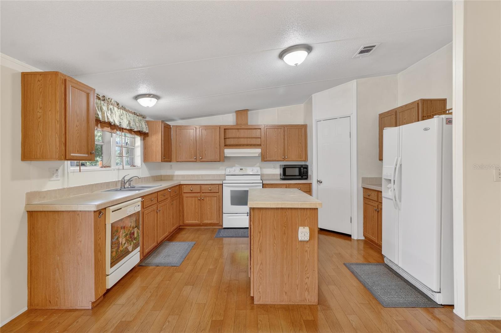 Image 18 of 63 For 227 Cracker Lane