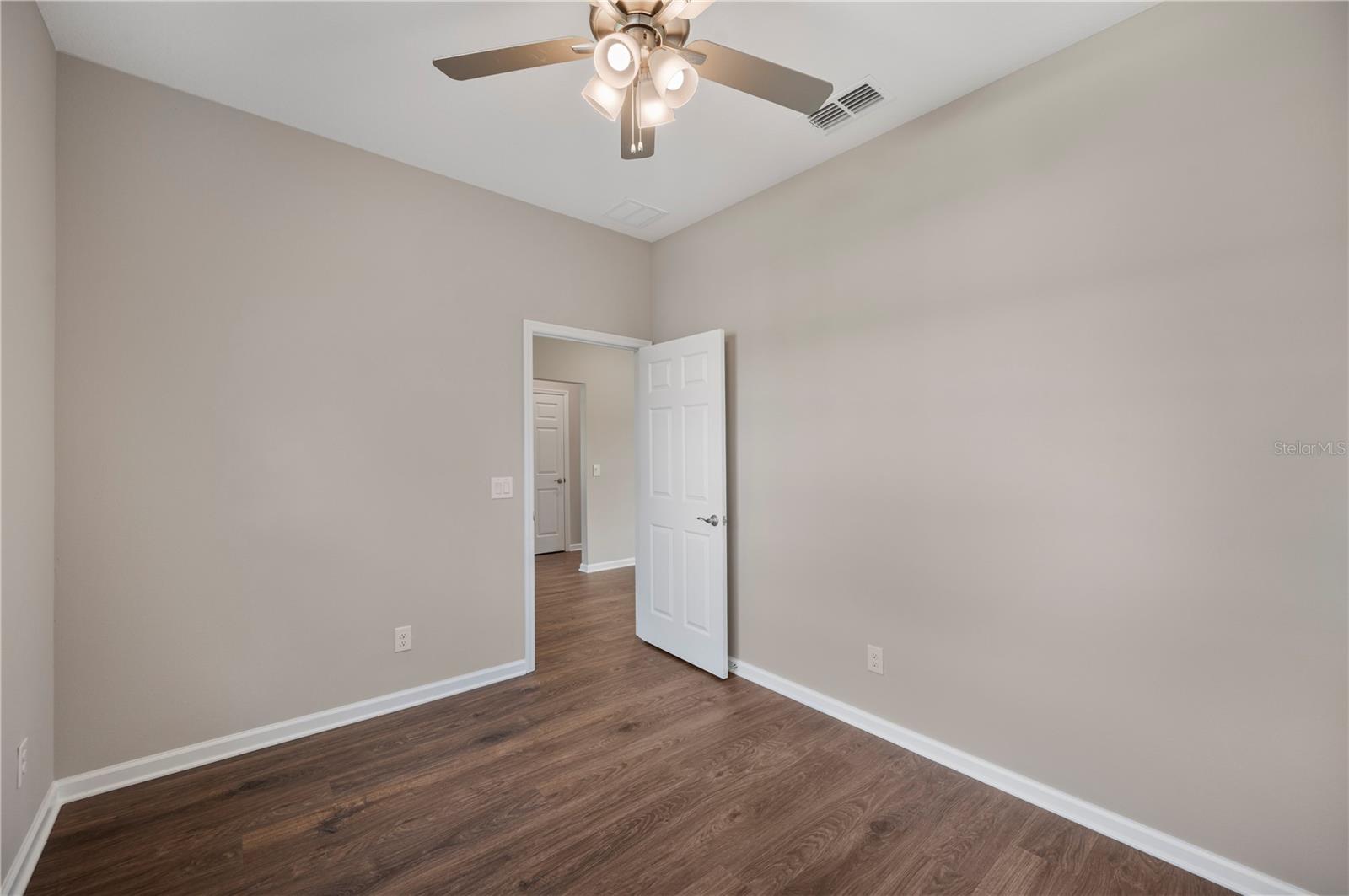 Image 6 of 40 For 4550 Fairway Oaks Drive