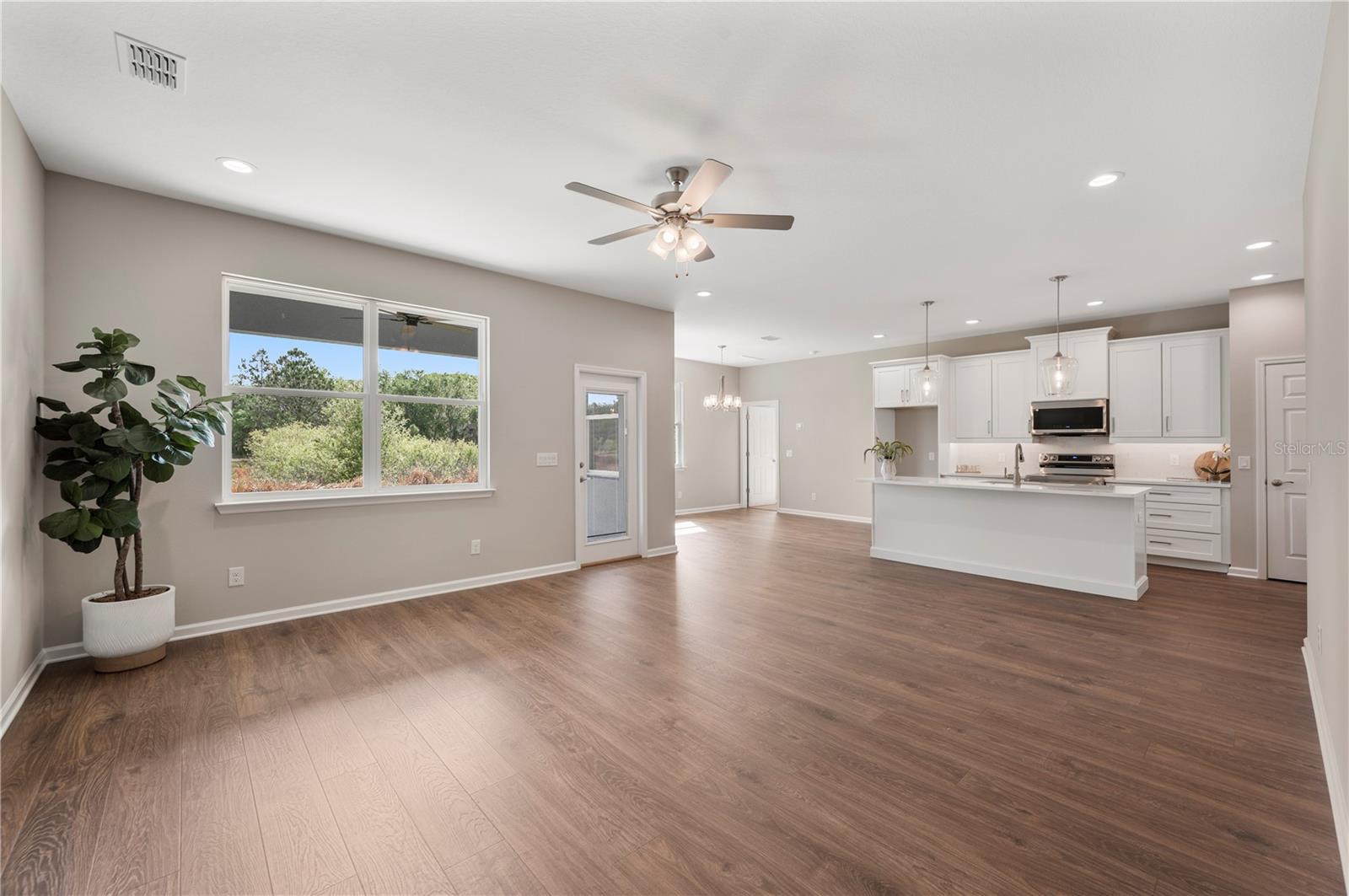 Image 7 of 40 For 4550 Fairway Oaks Drive