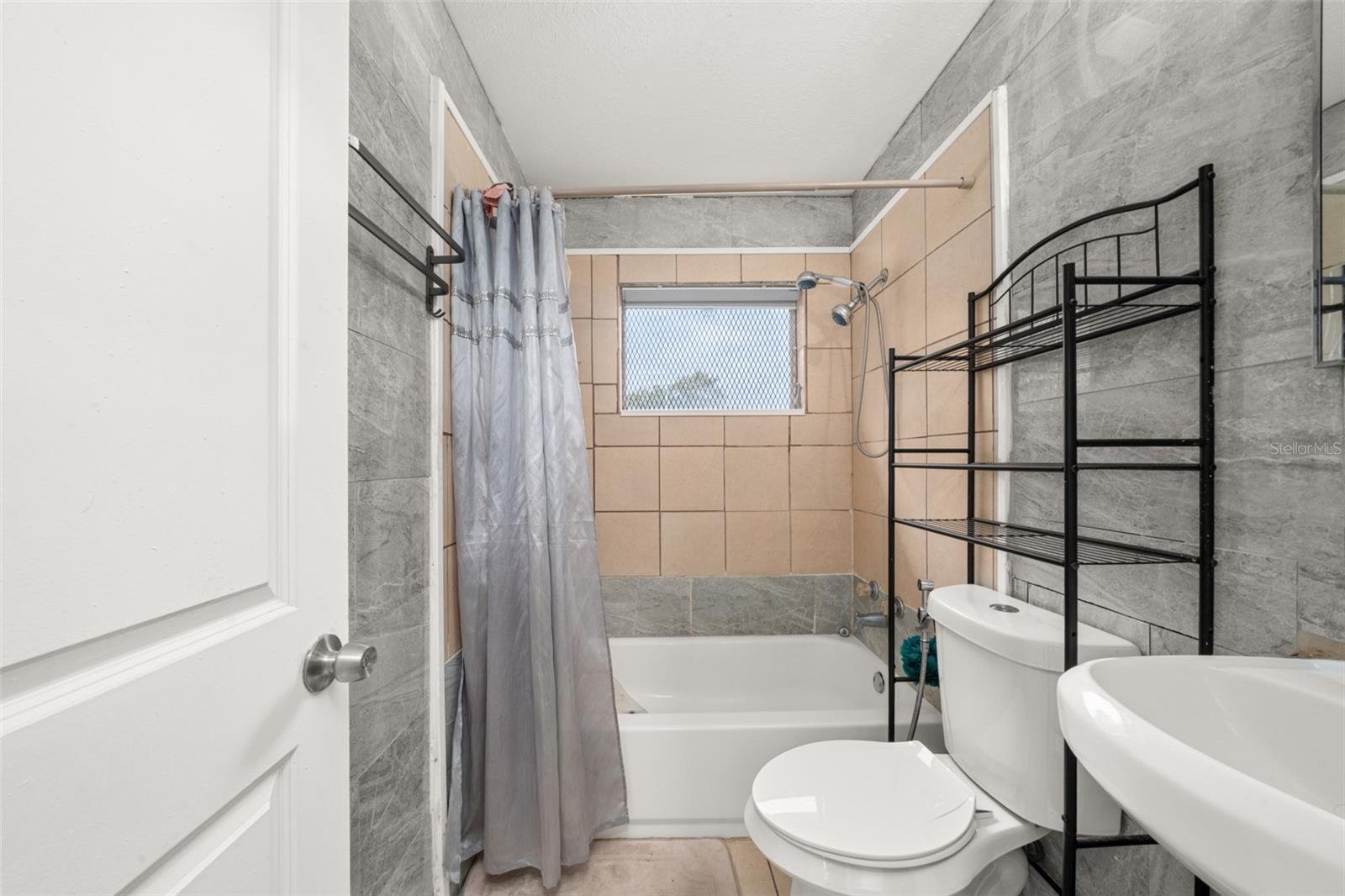 Image 25 of 38 For 113 Anderson Street