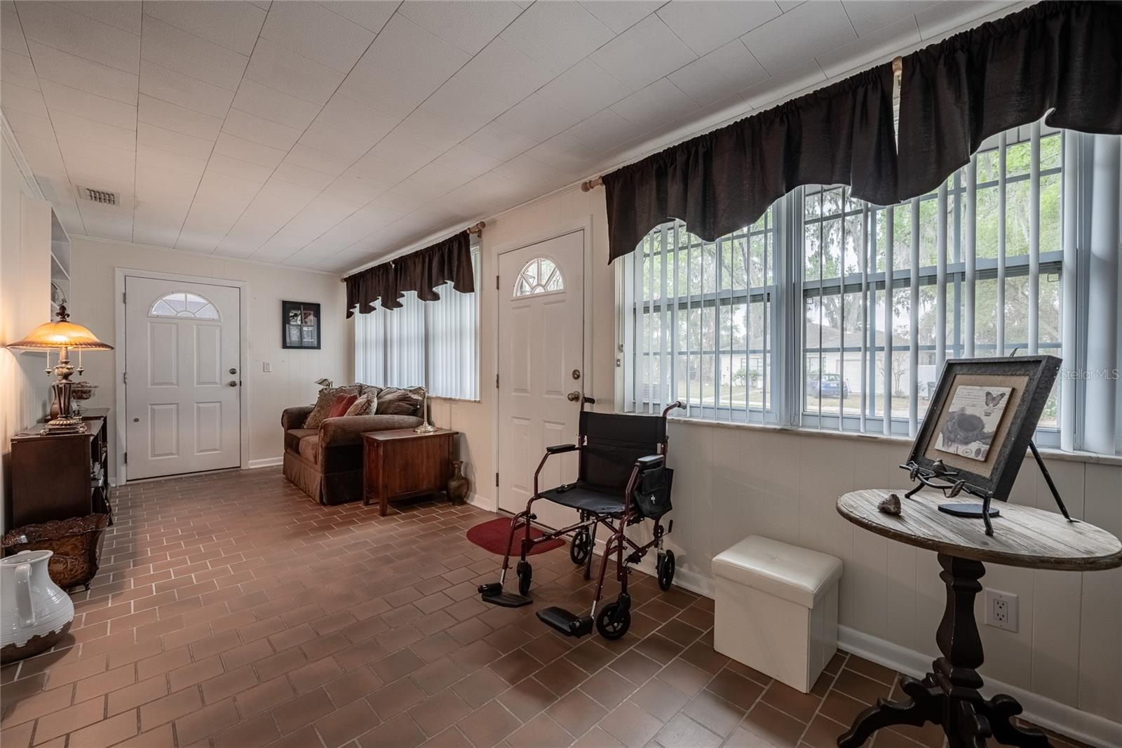 Image 5 of 48 For 315 Oak Drive