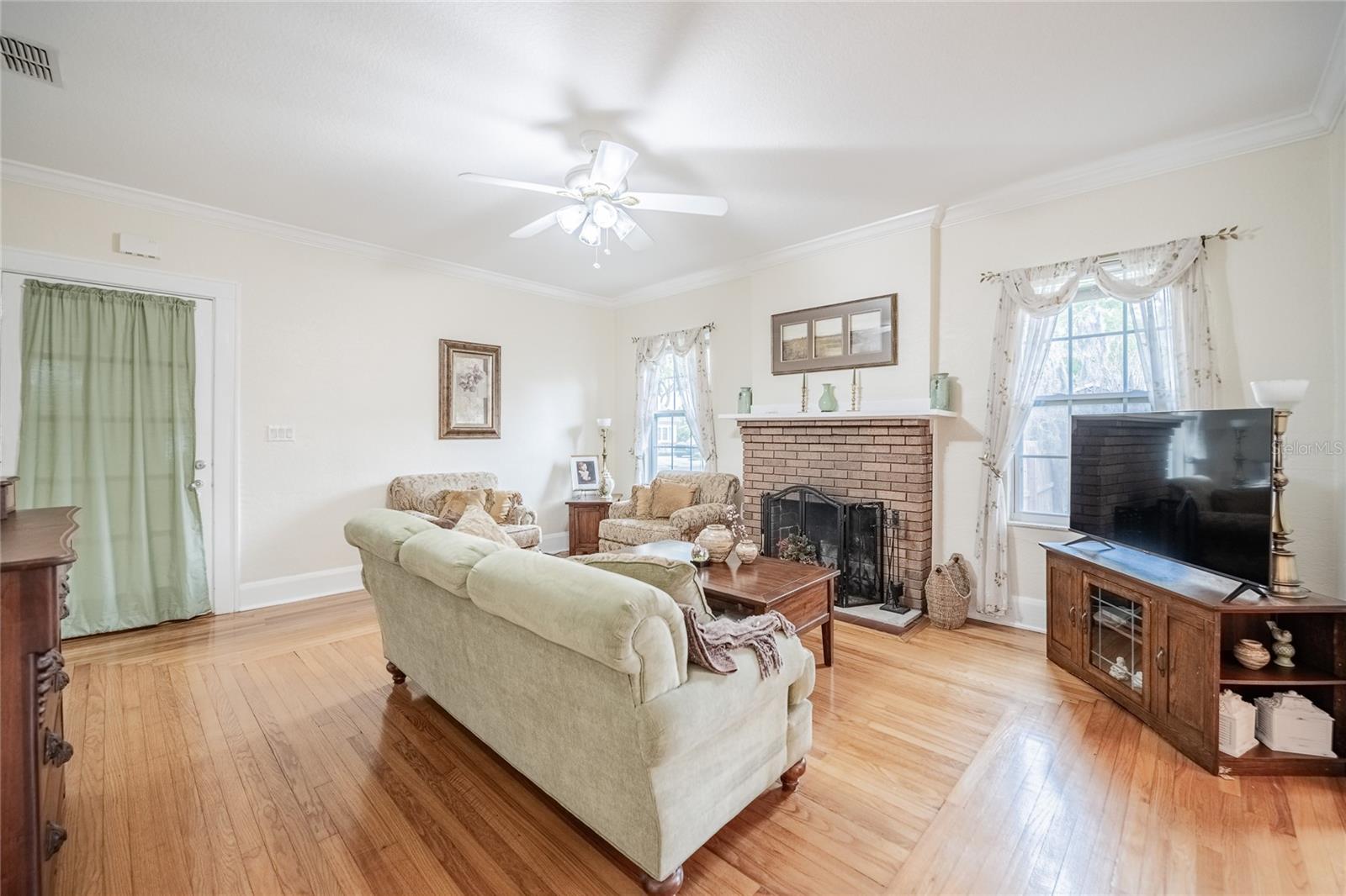 Image 7 of 48 For 315 Oak Drive