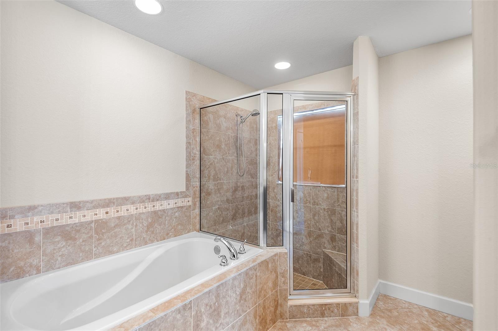 Image 19 of 31 For 2037 Lakeridge Drive