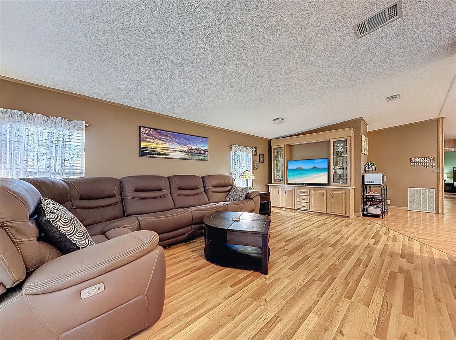 Image 9 of 46 For 454 Village Circle Sw