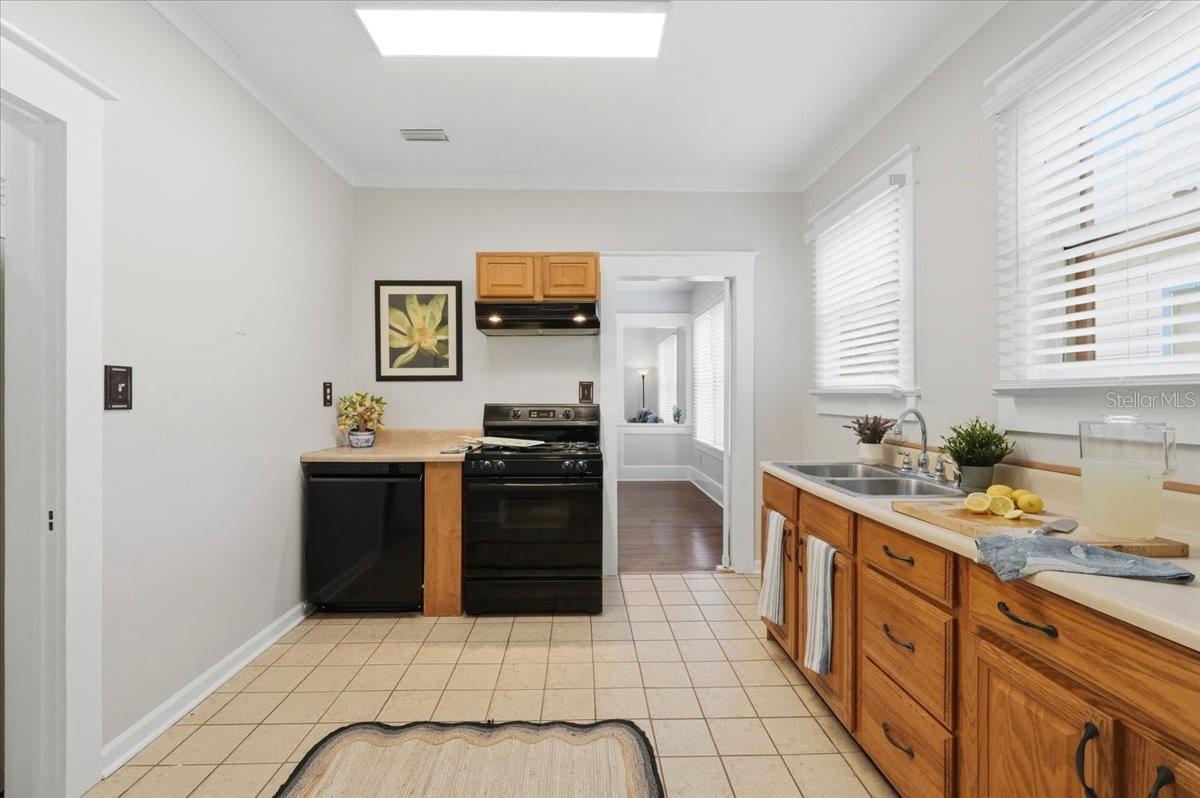 Image 19 of 48 For 530 Jackson Avenue