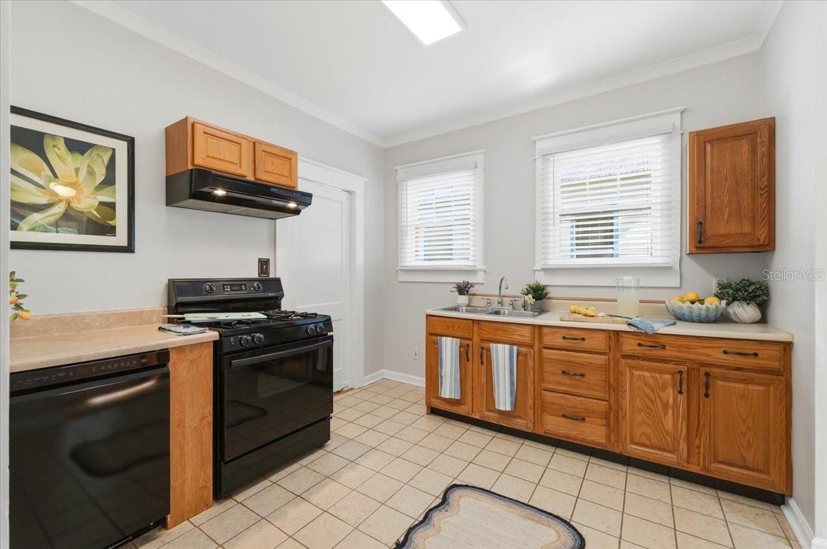 Image 21 of 48 For 530 Jackson Avenue