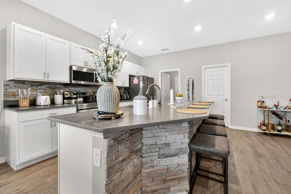 Image 10 of 32 For 712 Daphne Drive