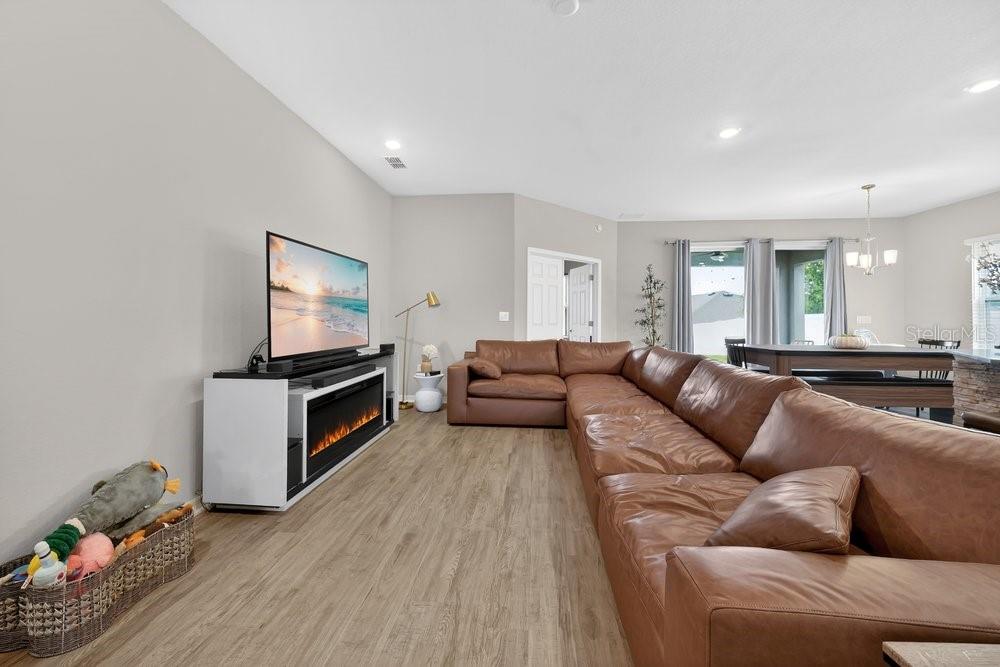 Image 6 of 32 For 712 Daphne Drive