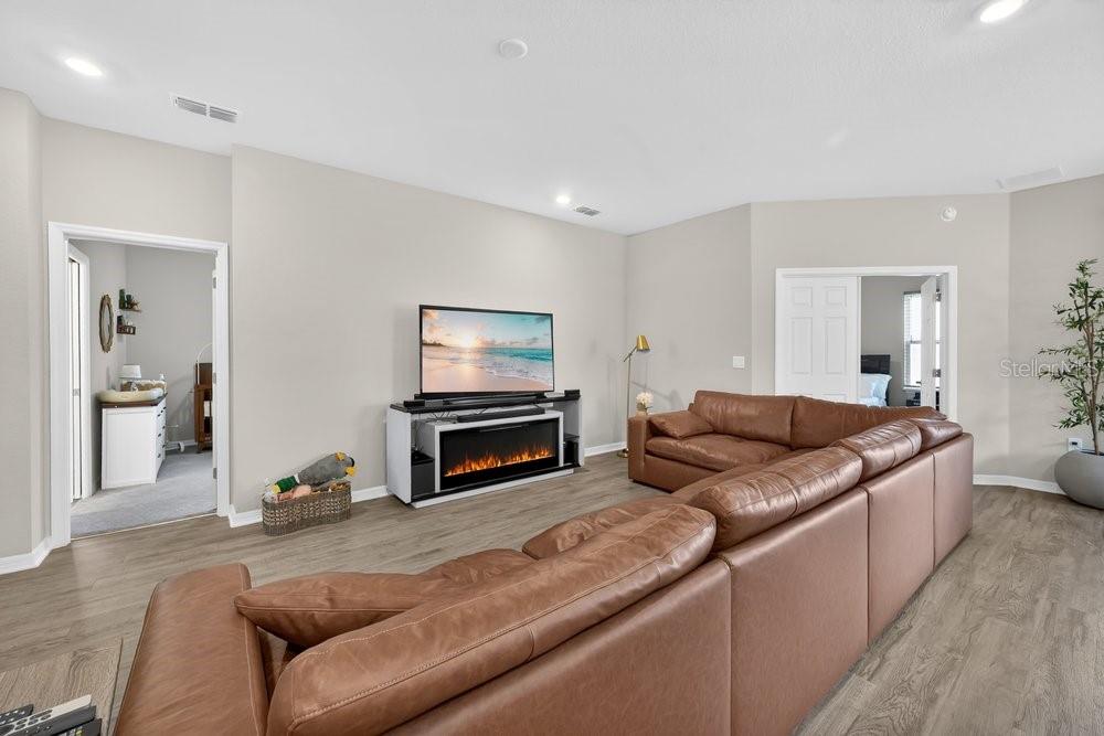 Image 9 of 32 For 712 Daphne Drive