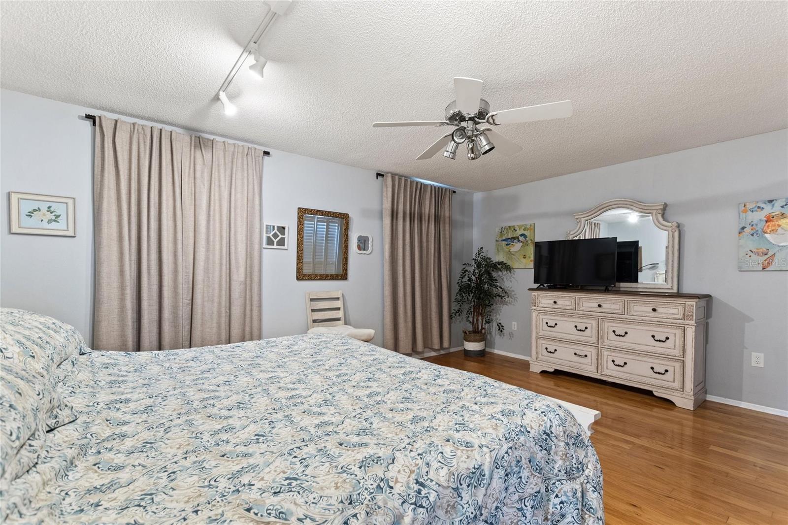 Image 13 of 27 For 1083 Motorcoach Drive