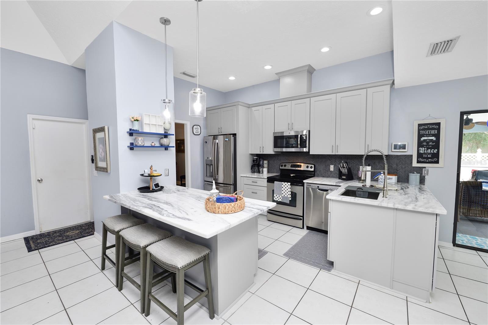 Listing photo id 13 for 935 Balsamina Drive