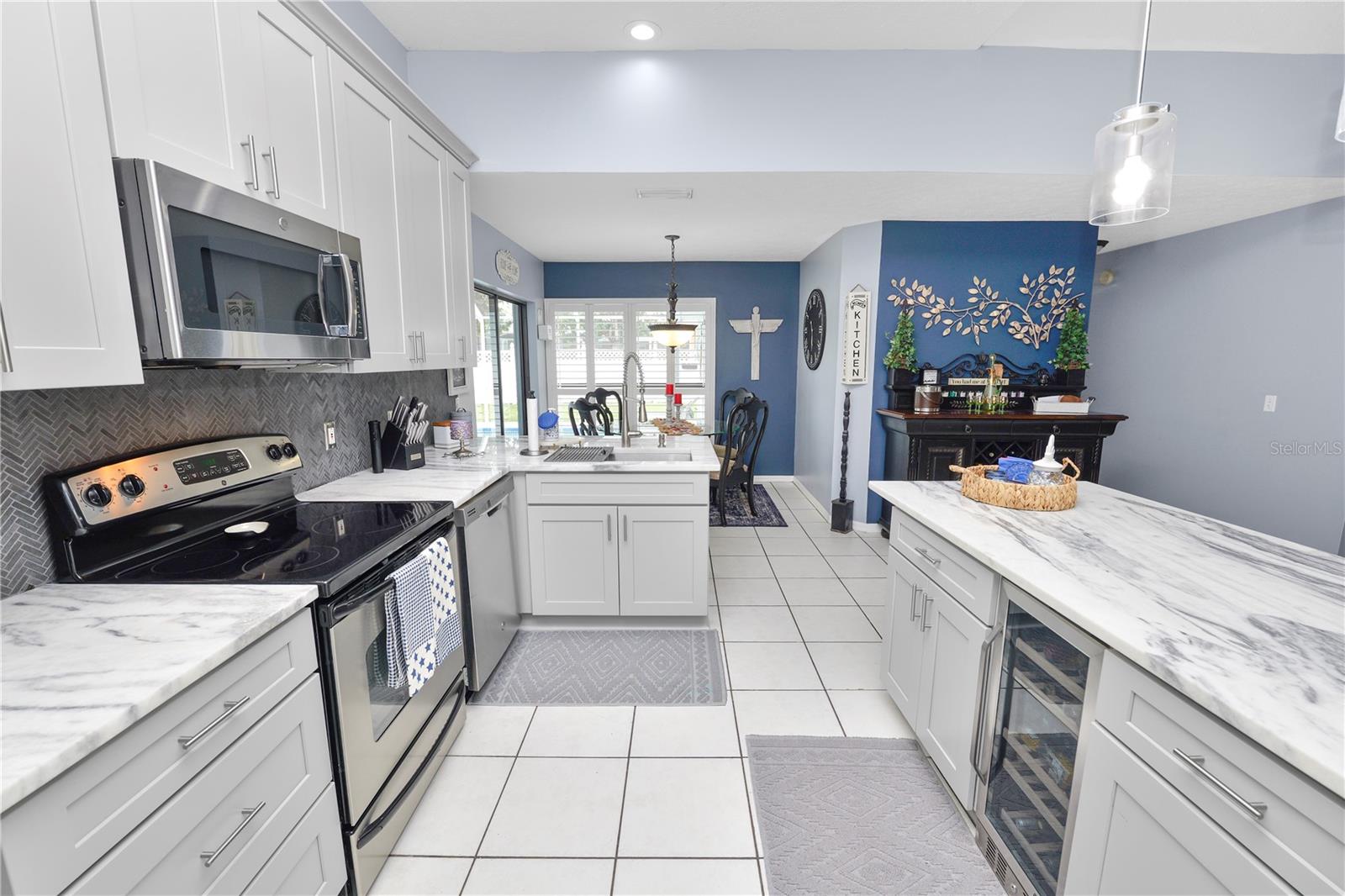 Listing photo id 14 for 935 Balsamina Drive