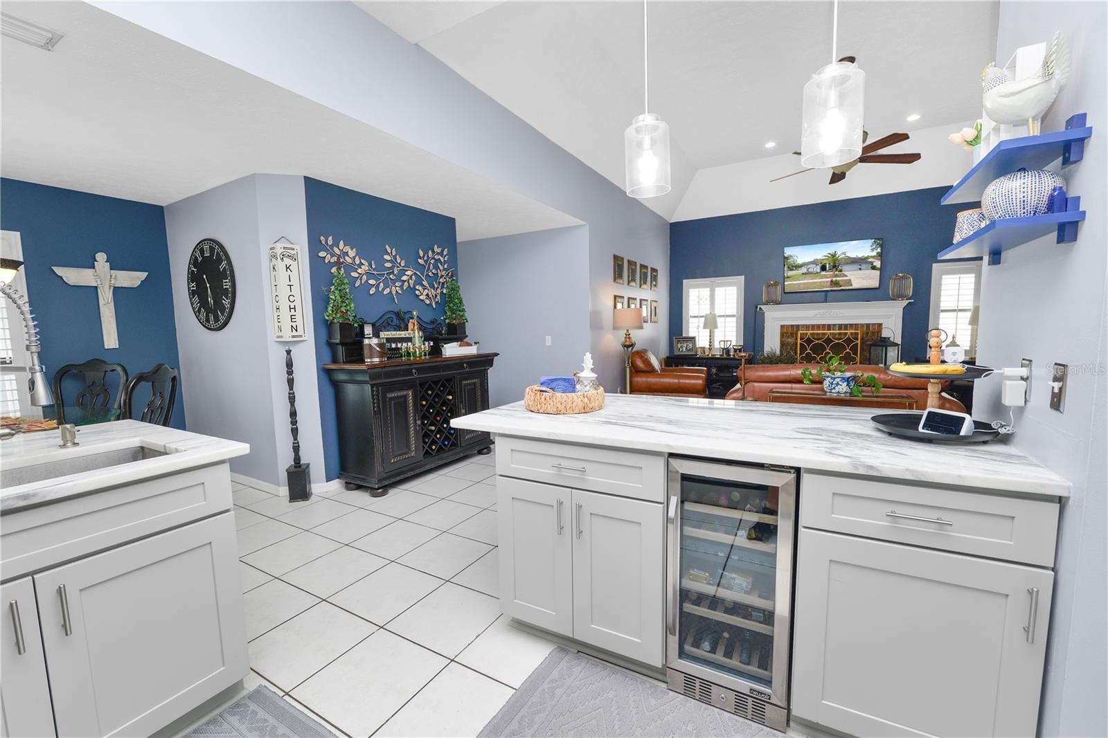 Listing photo id 15 for 935 Balsamina Drive