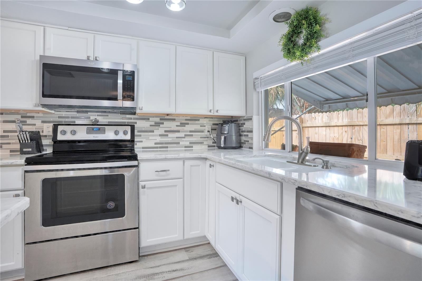 Image 13 of 33 For 391 Walton Avenue