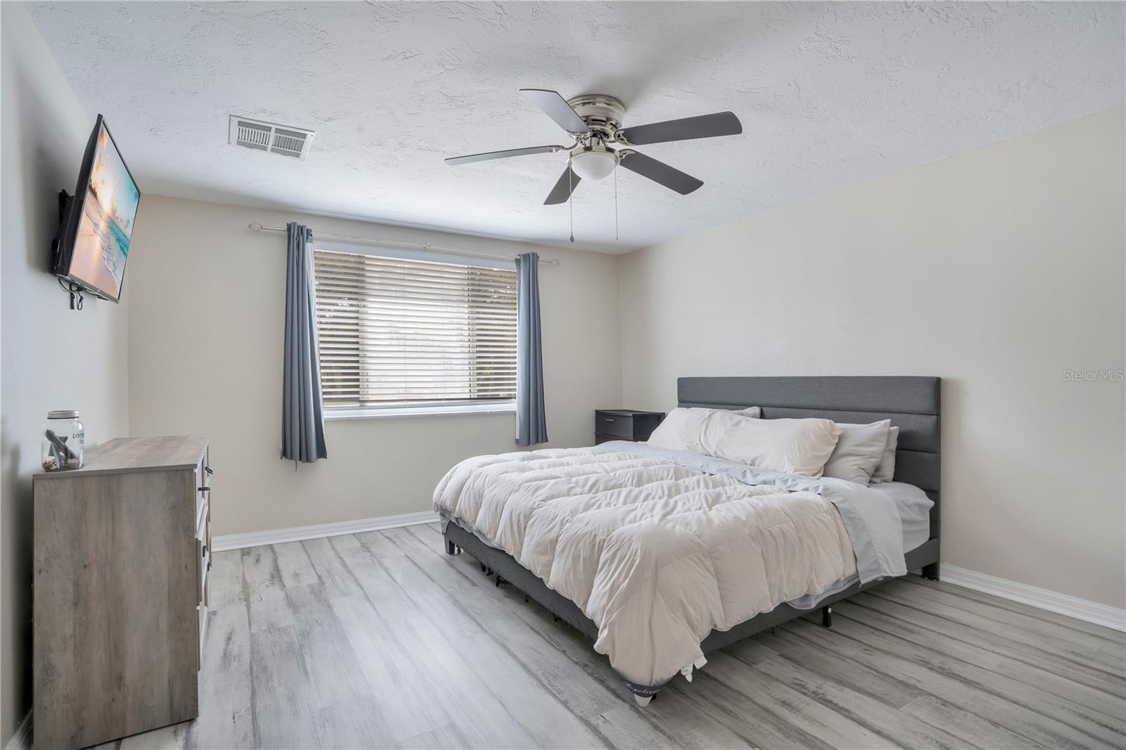 Image 14 of 33 For 391 Walton Avenue