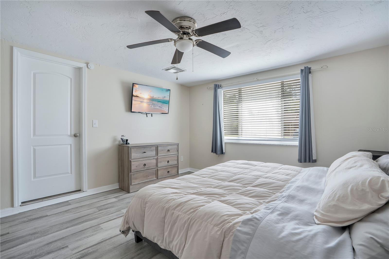 Image 15 of 33 For 391 Walton Avenue