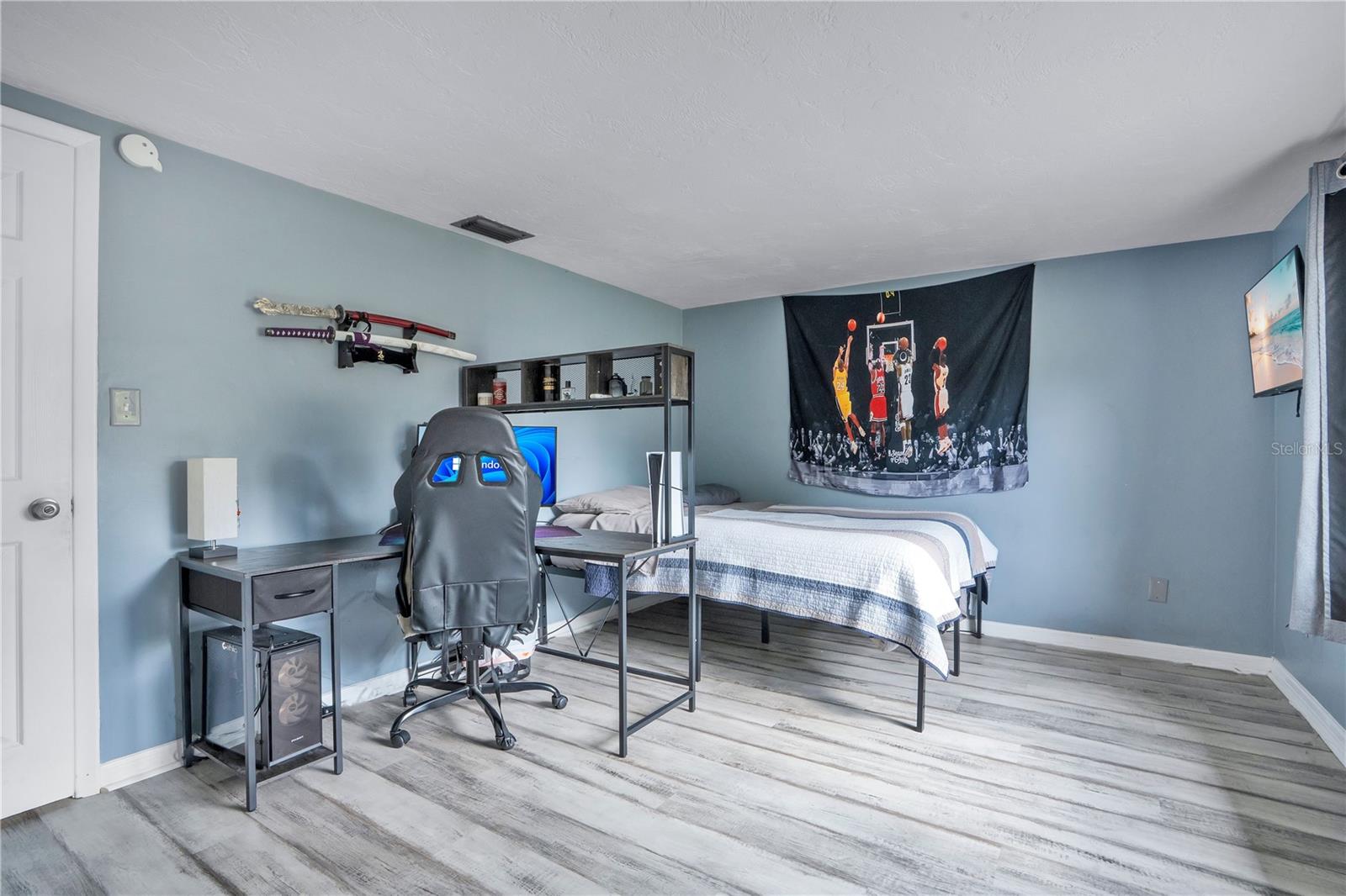 Image 19 of 33 For 391 Walton Avenue