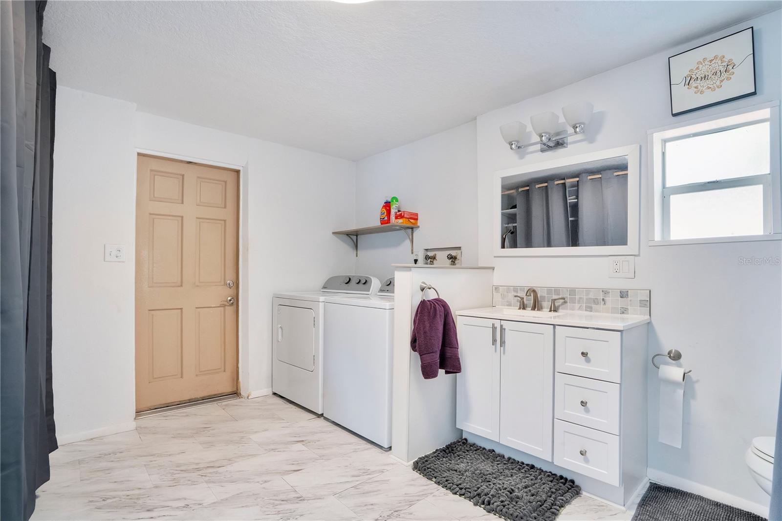 Image 22 of 33 For 391 Walton Avenue