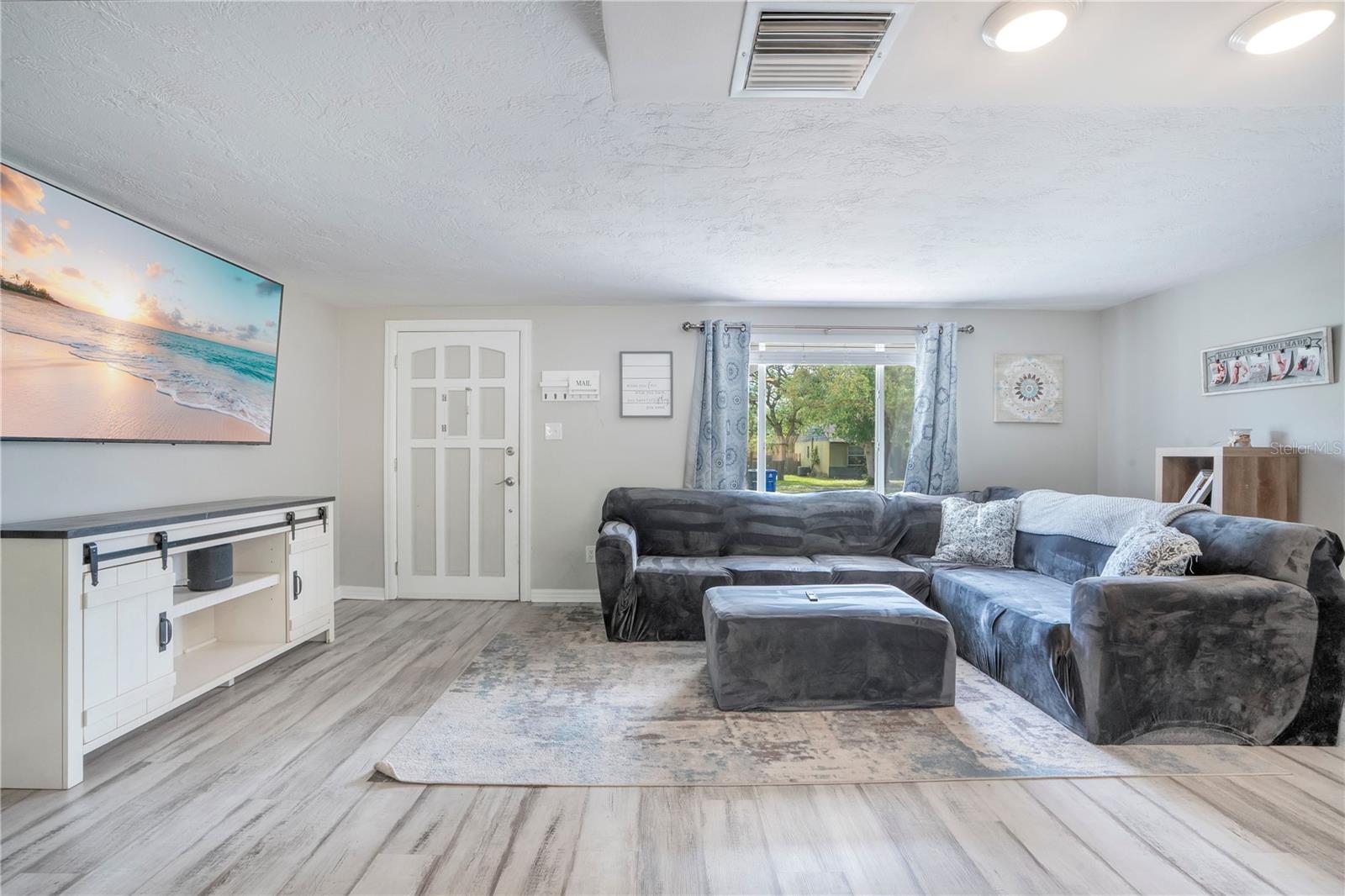 Image 8 of 33 For 391 Walton Avenue