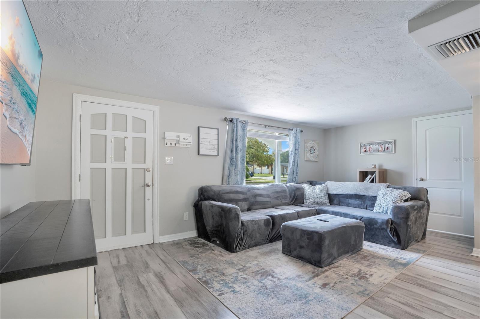 Image 9 of 33 For 391 Walton Avenue