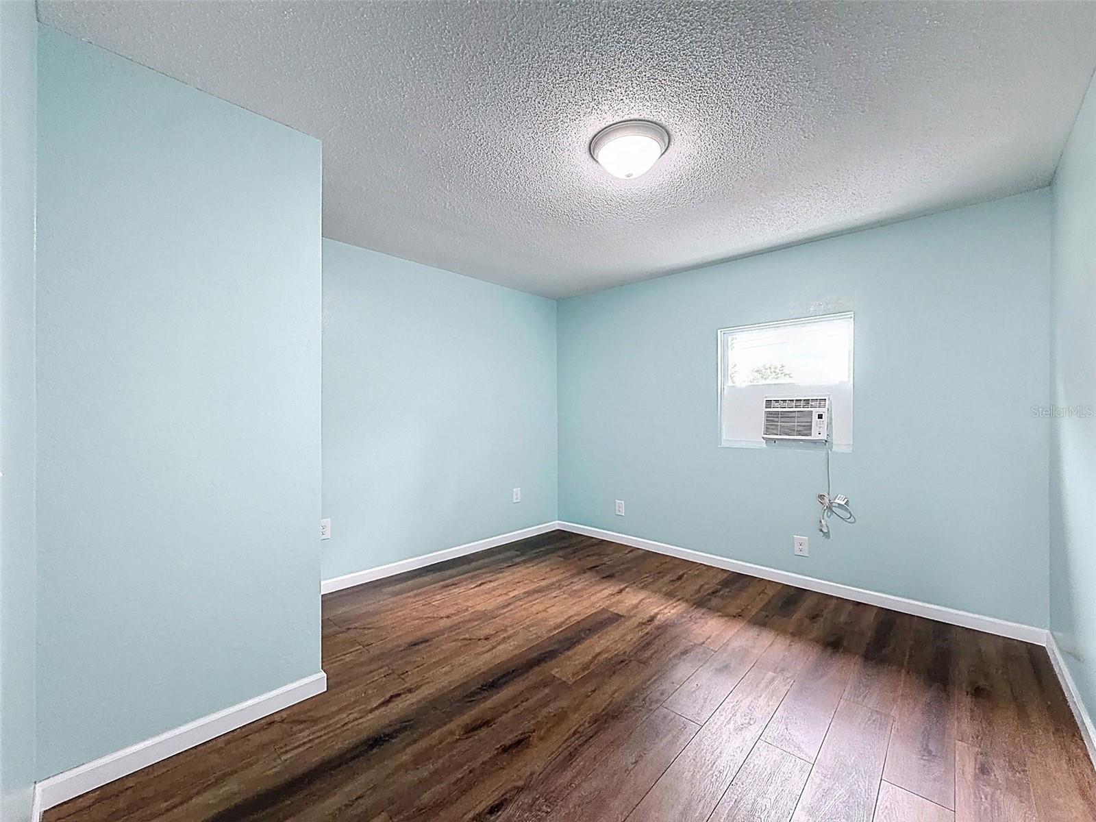 Image 20 of 60 For 5063 Walnut Circle E