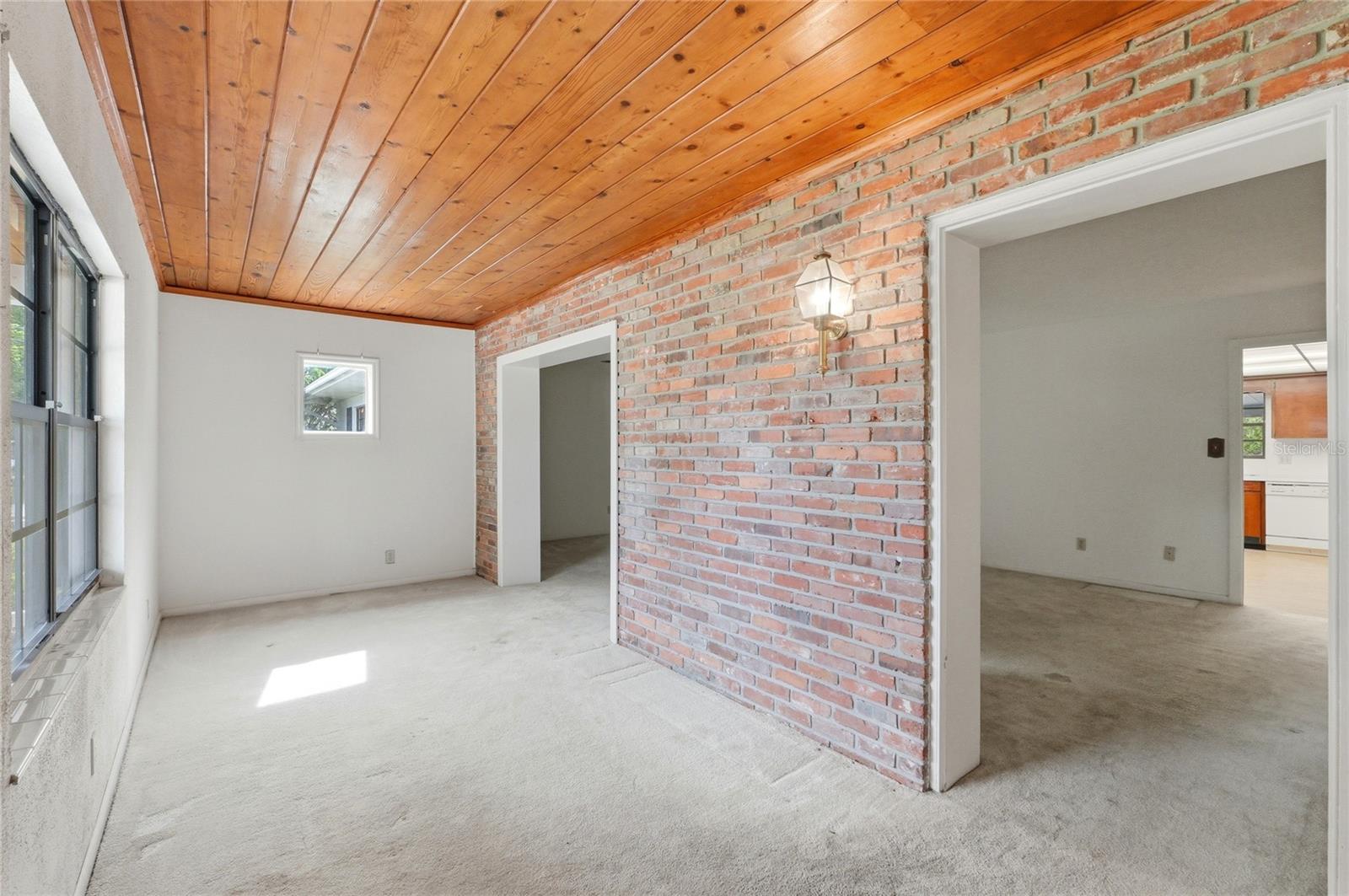 Image 2 of 40 For 960 Wedgewood Drive Se