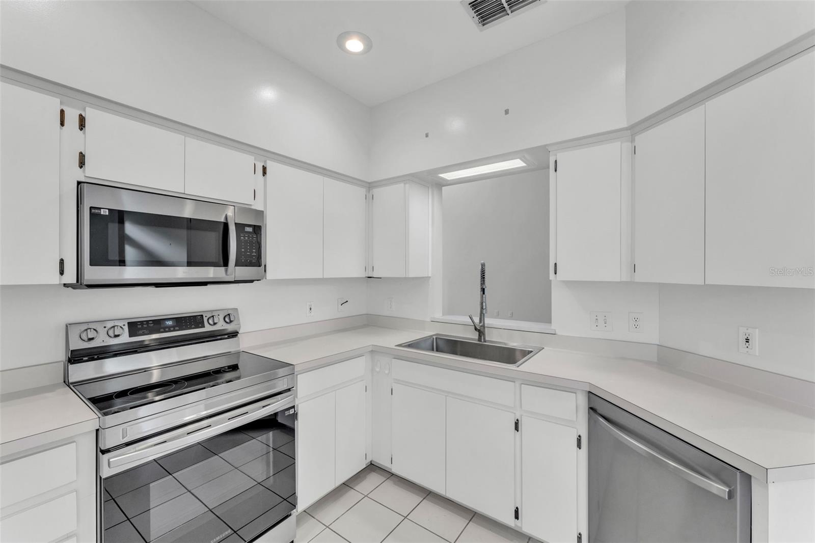 Image 14 of 41 For 3133 Stonewater Drive 3133