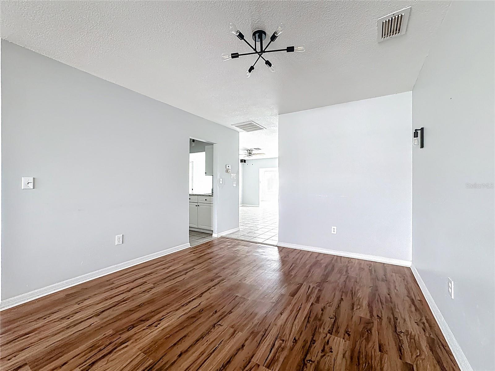 Image 8 of 37 For 1618 Bentwood Drive