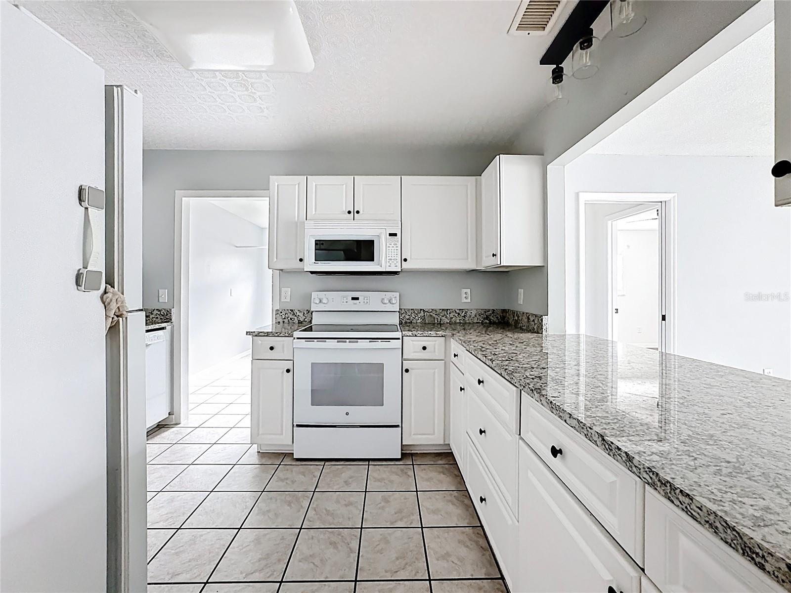 Image 9 of 37 For 1618 Bentwood Drive