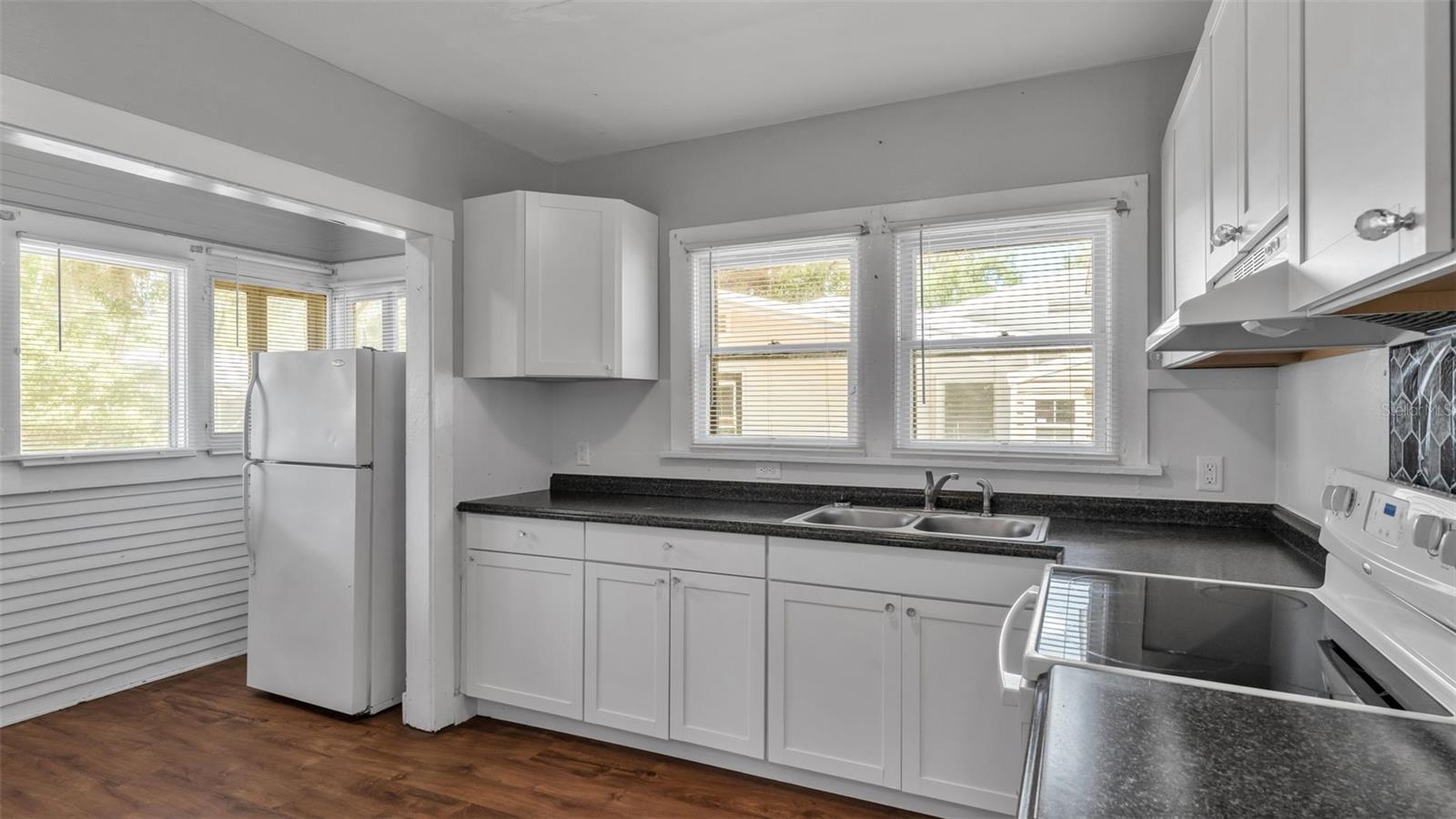 Image 16 of 39 For 355 Broadway Avenue