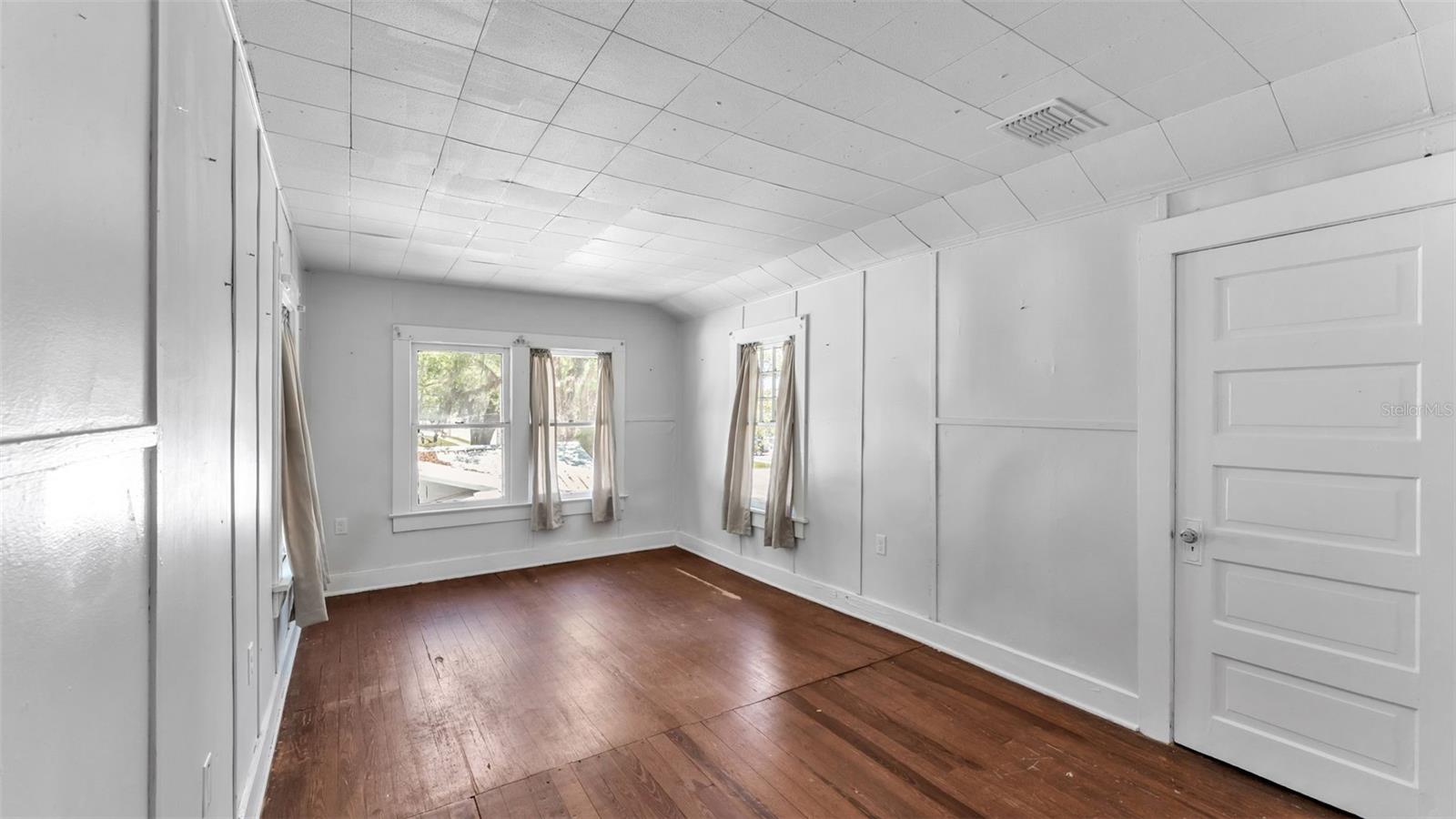 Image 28 of 39 For 355 Broadway Avenue