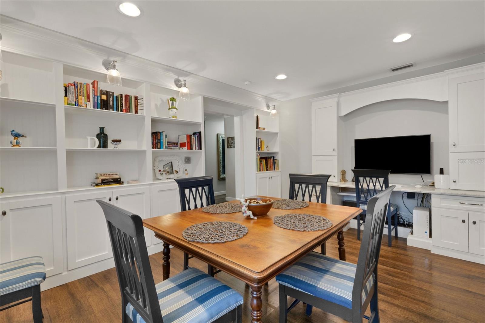 Image 18 of 46 For 1112 Newport Avenue