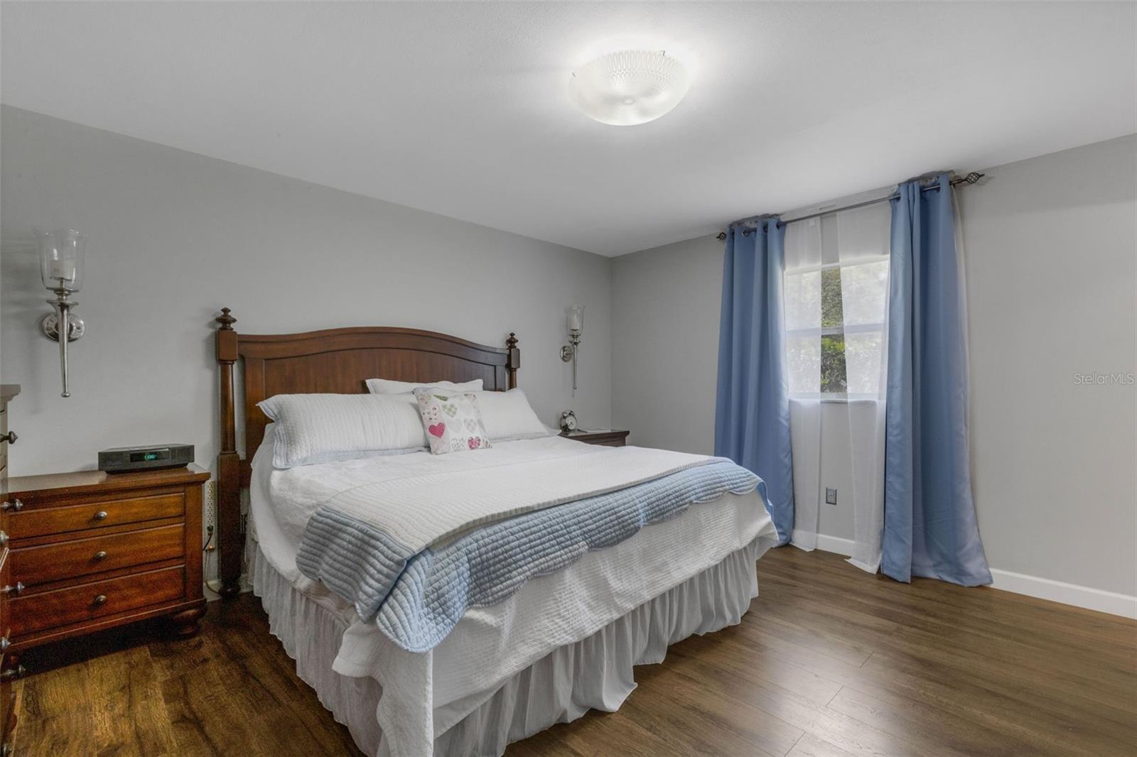 Image 23 of 46 For 1112 Newport Avenue