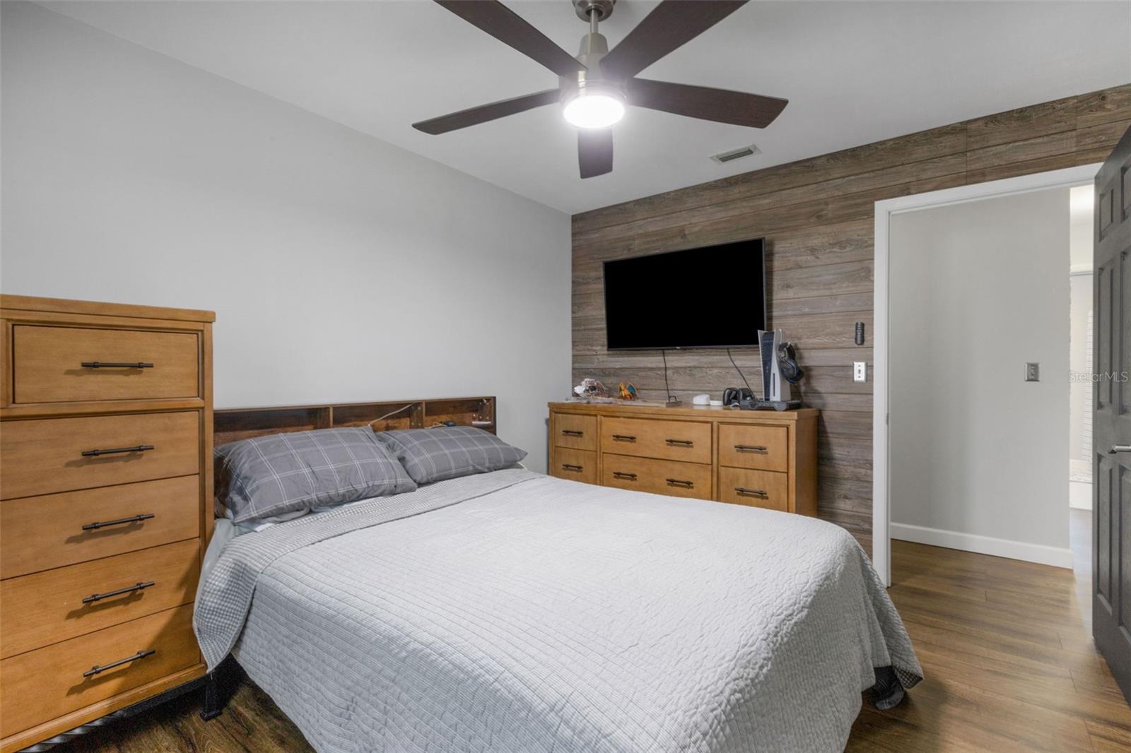 Image 30 of 46 For 1112 Newport Avenue