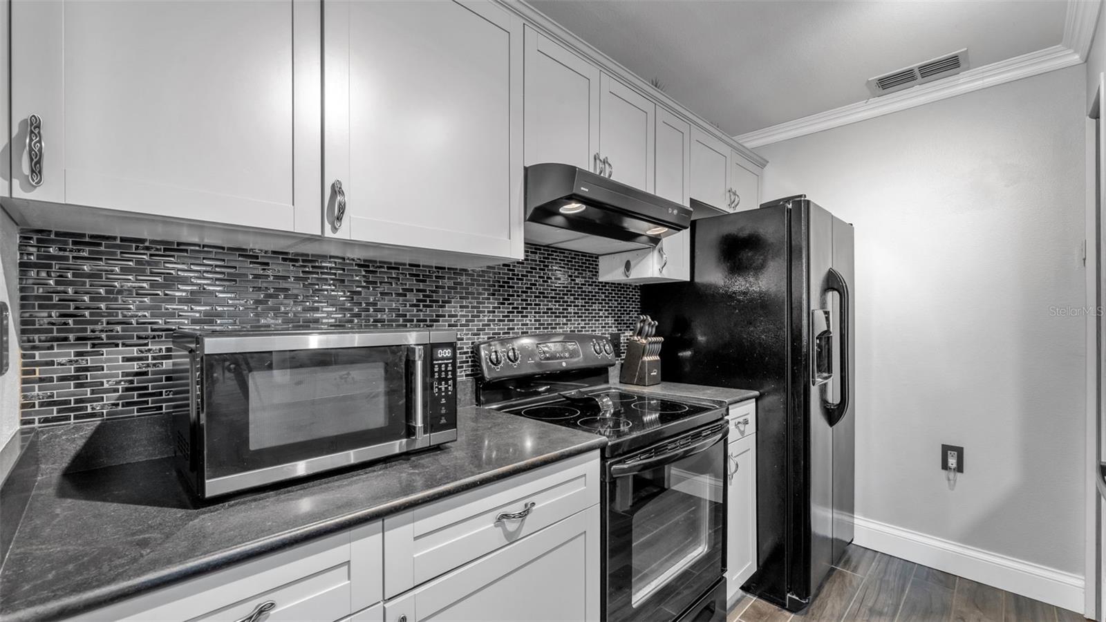 Image 6 of 43 For 1640 Villa Capri Circle 303