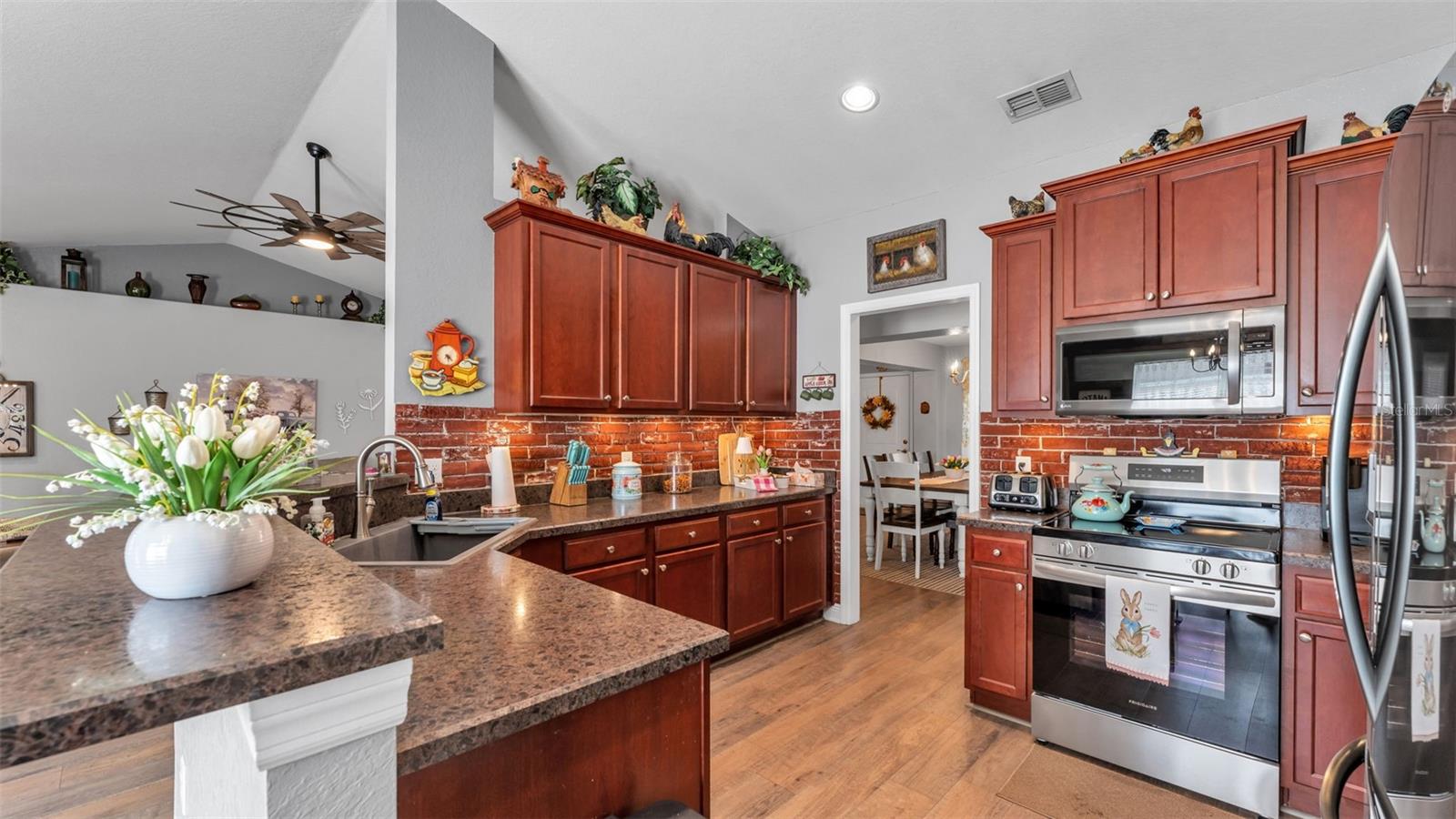 Image 21 of 41 For 353 Mandolin Lane