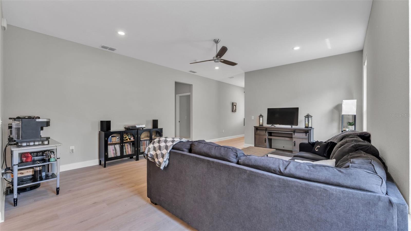 Image 9 of 48 For 1221 King Avenue