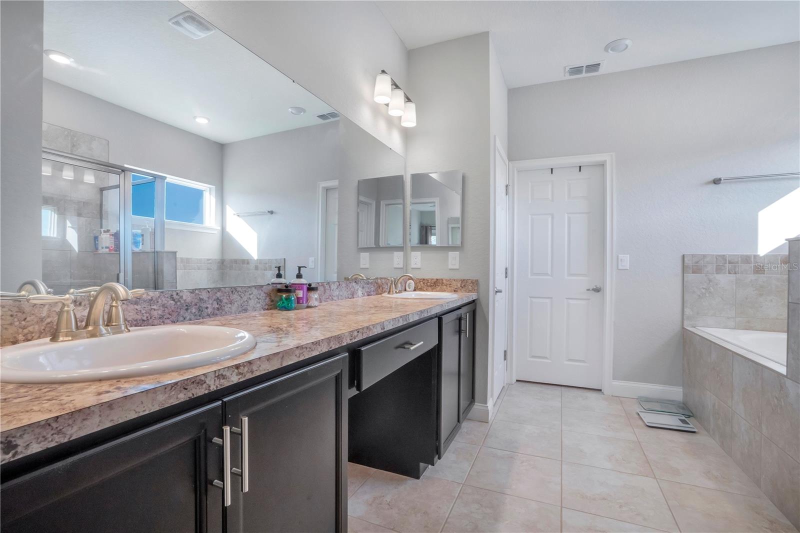 Image 19 of 37 For 4047 Shearwater Street