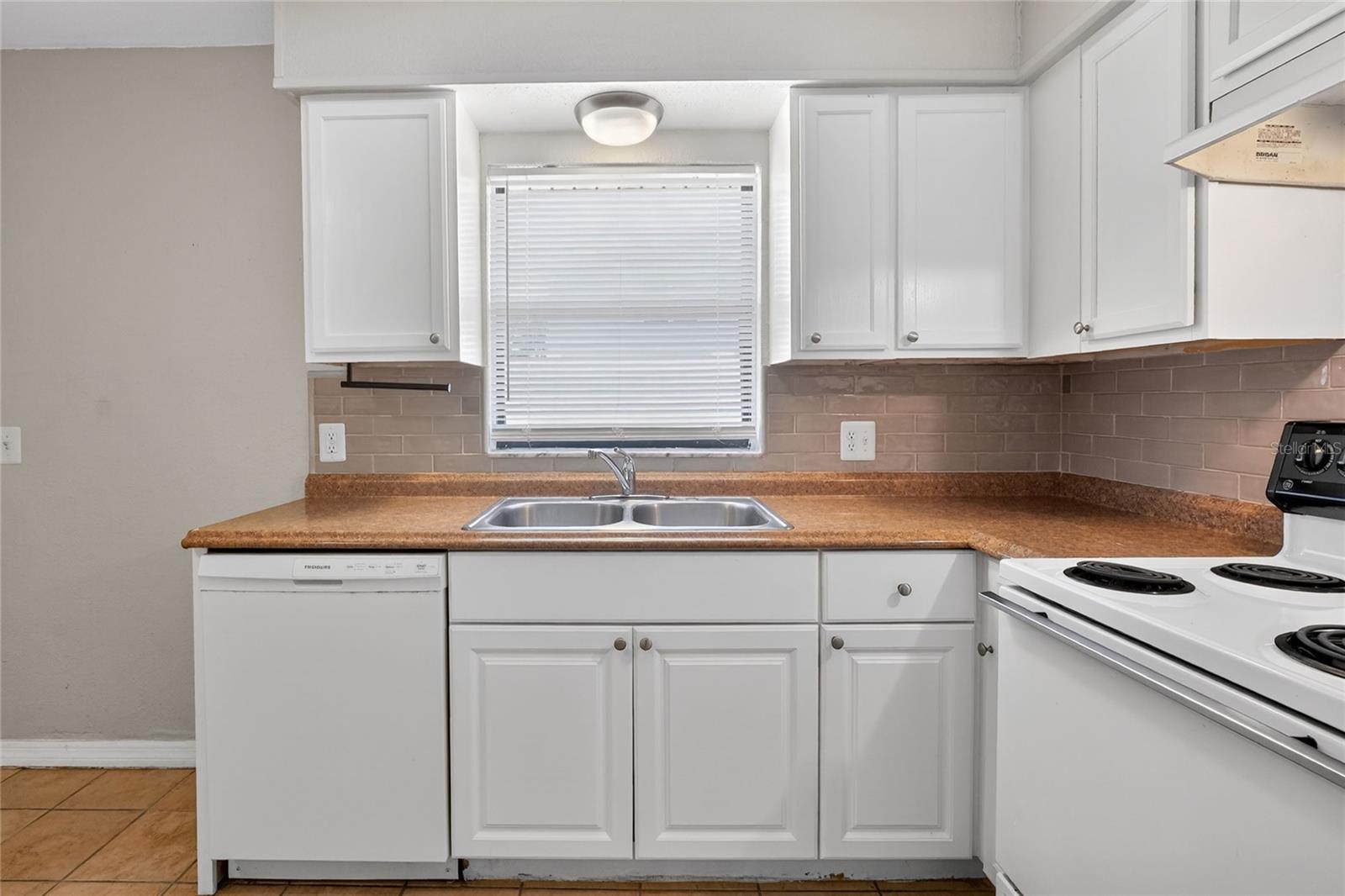 Image 11 of 32 For 1554 Sarah Street