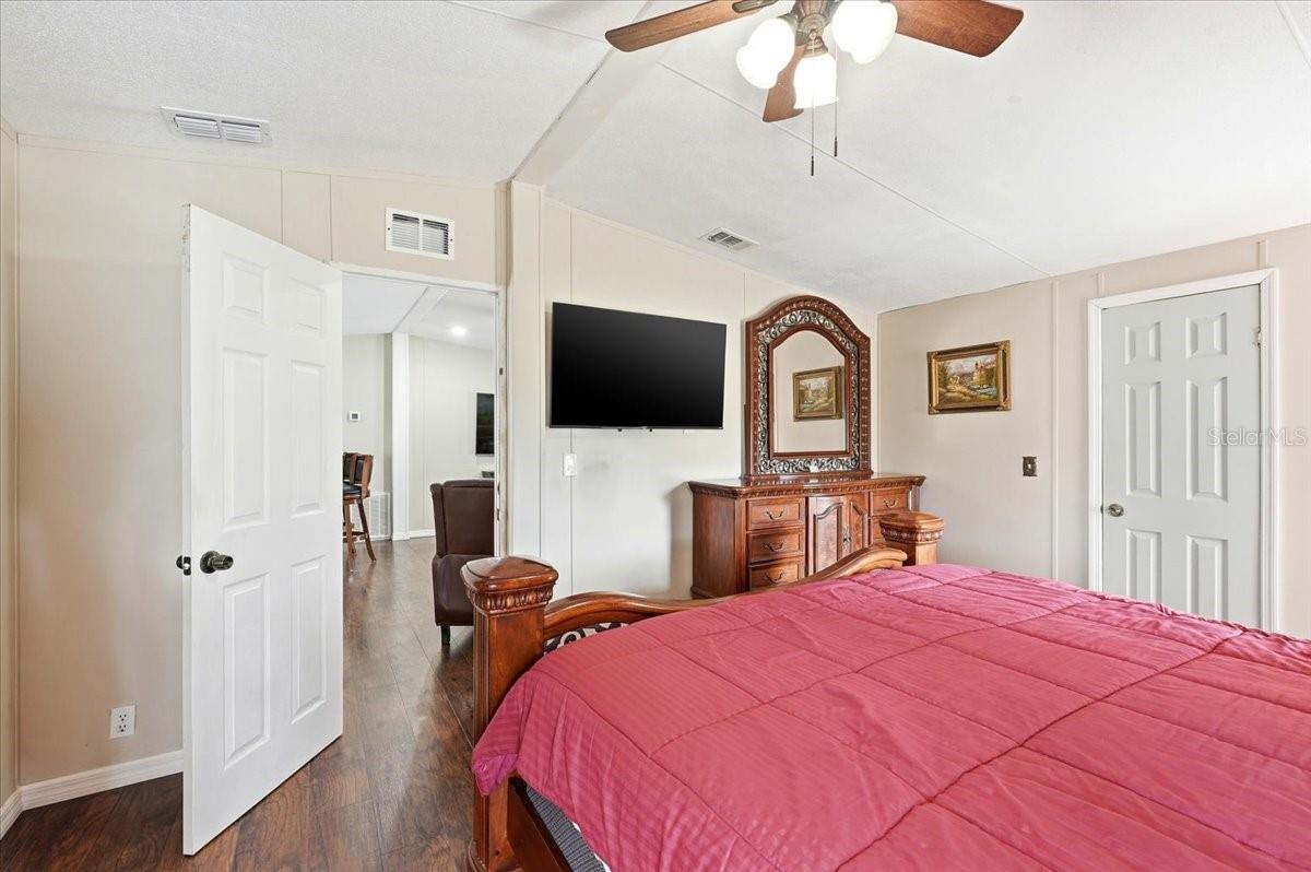 Image 25 of 39 For 1020 98 W 