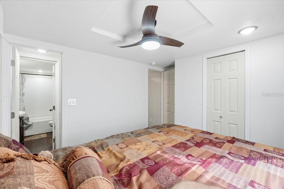 Image 32 of 39 For 1020 98 W 