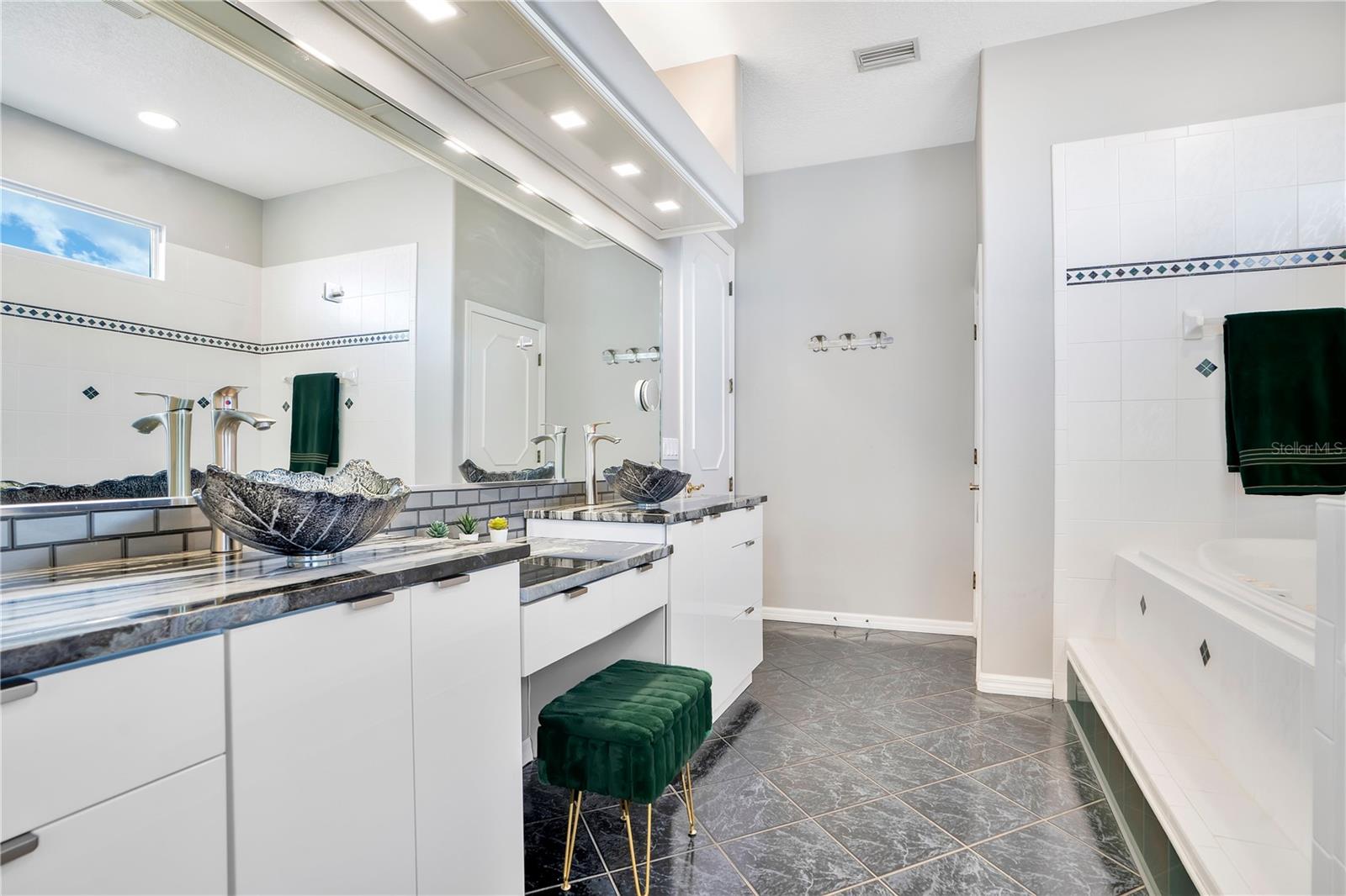 Image 18 of 54 For 934 Symphony Isles Boulevard