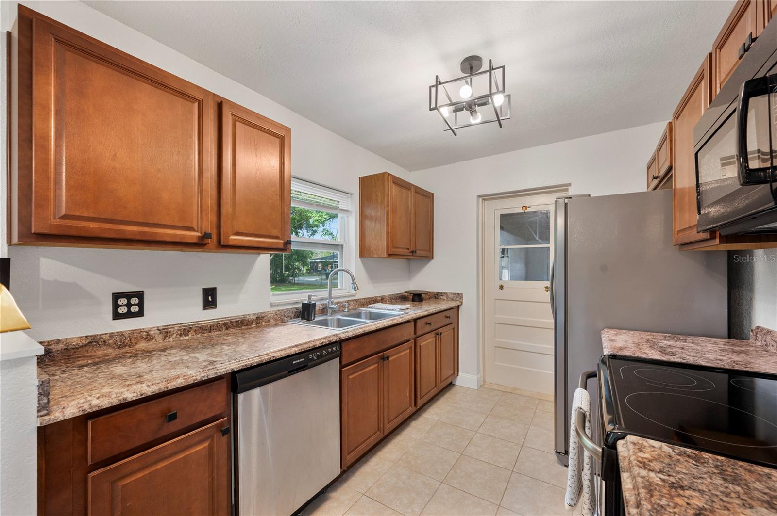 Image 11 of 38 For 1205 Georgia Street