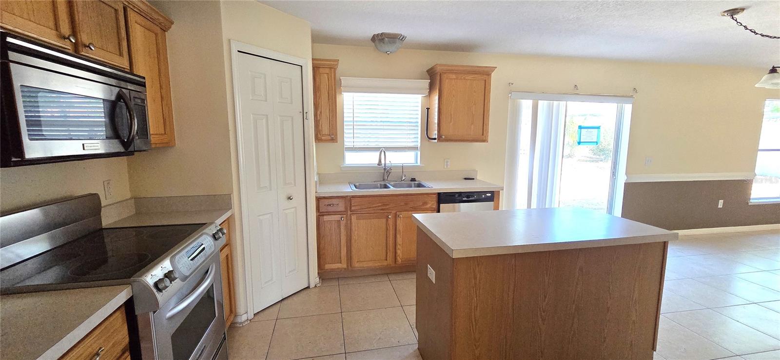 Listing photo id 16 for 6082 Sunset Vista Drive