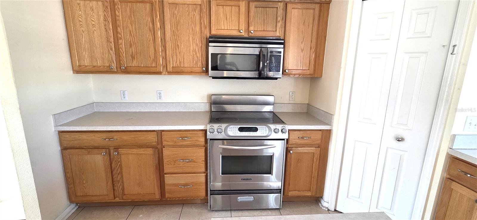 Listing photo id 17 for 6082 Sunset Vista Drive