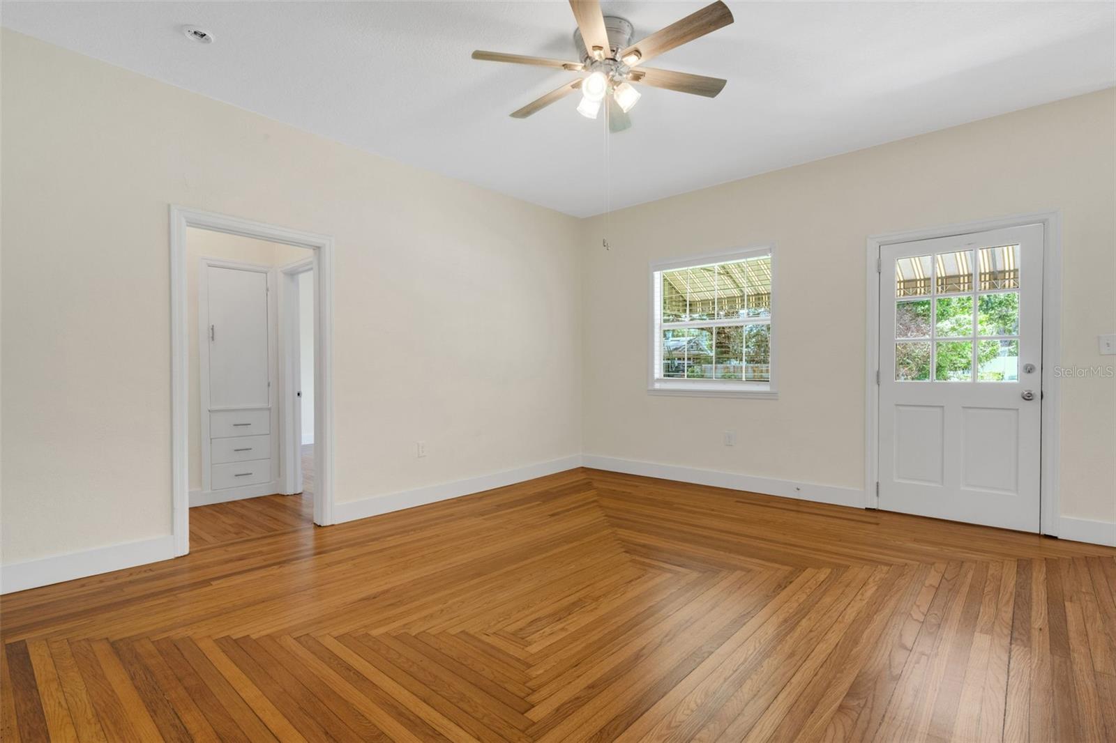Image 4 of 29 For 934 Vistabula Street