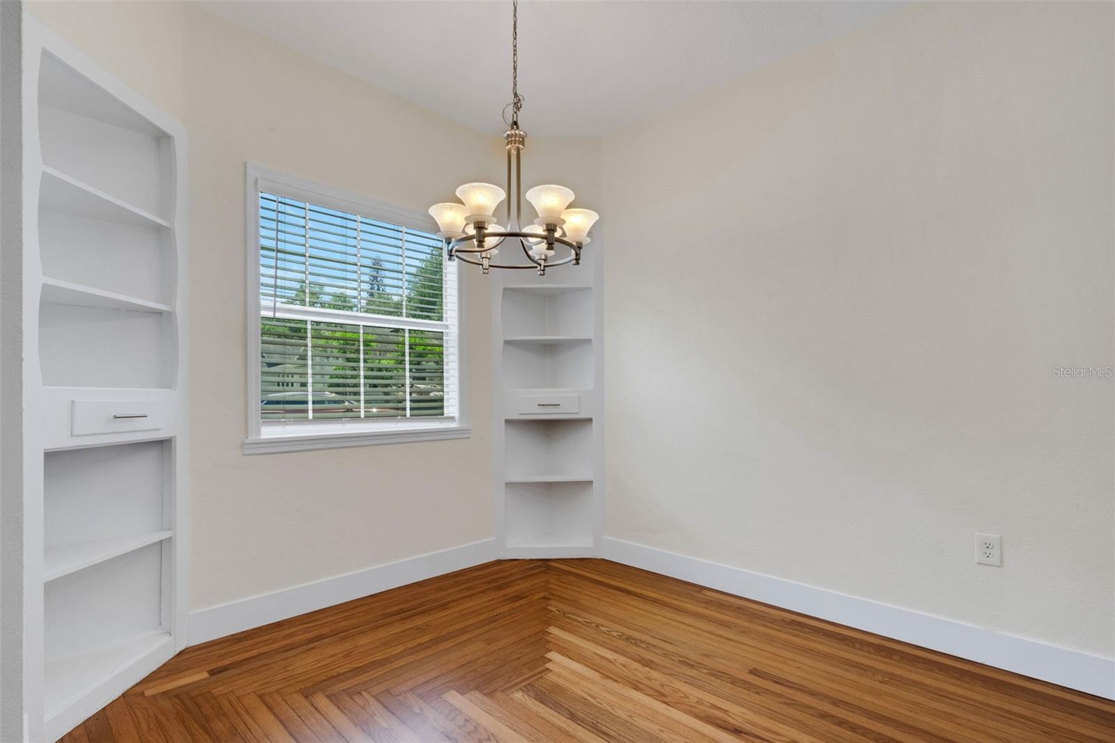 Image 7 of 29 For 934 Vistabula Street