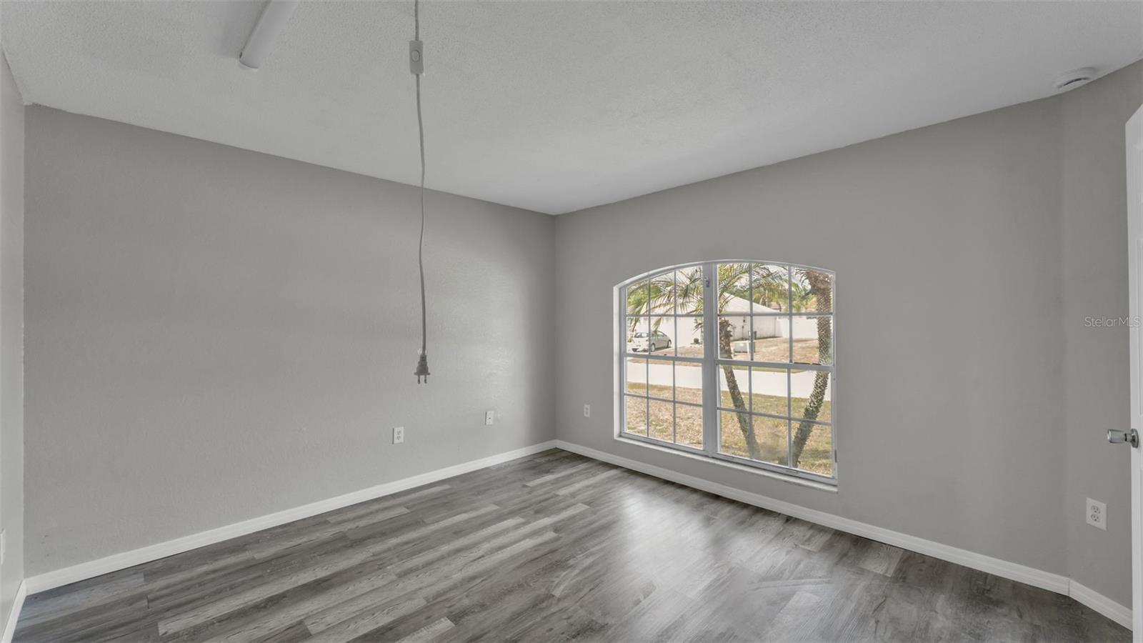 Image 14 of 41 For 5284 English Drive